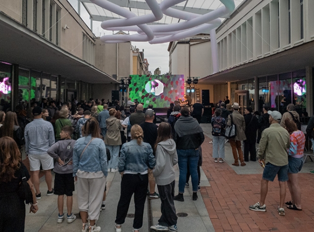 Live music and videos on Scena Quadro